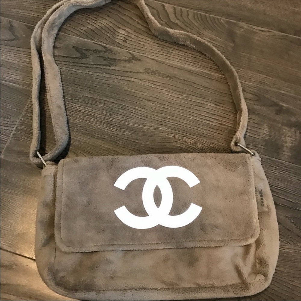 Chanel gift crossbody shoulder bag